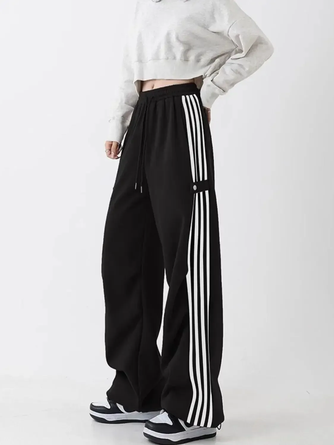 Y2K Inspiriert: Schwarz-Weiße Gestreifte Baggy-Sweatpants
