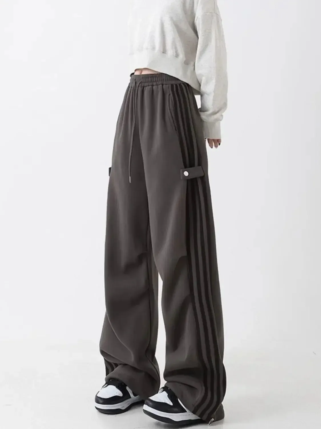 Y2K Inspiriert: Schwarz-Weiße Gestreifte Baggy-Sweatpants
